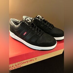 Levi’s Black LO NEO